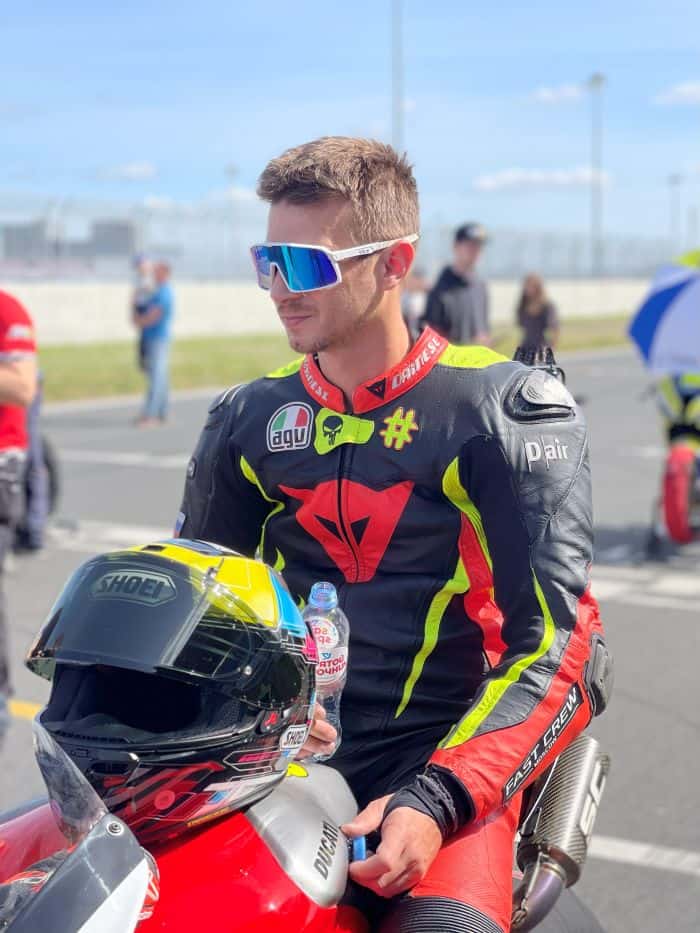 Защитные солнцезащитные очки для мотогонок VOLK. Стиль и безопасность для спортсменов.